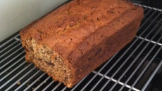 Pão de banana com nozes