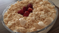 Surpresa de morango com suspiros