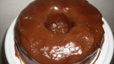 Bolo de milho com cobertura de chocolate