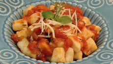 Nhoque ao molho sugo com alecrim