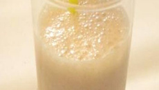 Vitamina de Ades frapê de coco, abacaxi e morangos