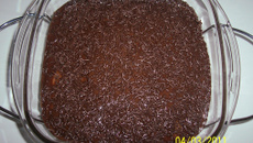 Bolo de baunilha com gotas de chocolate e cobertura (super fofo)