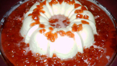 Pudim de maria-mole com calda de morangos