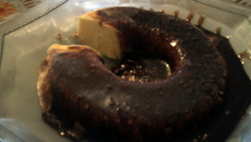 Sorvete de leite condensado com calda de chocolate