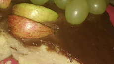 Bolo de banana com cobertura de chocolate