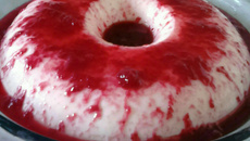 Flan de iogurte natural com calda de morango