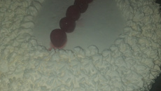 Bolo delícia com recheio de doce de leite com ameixa