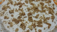 Pão de ló recheado com nozes e damasco