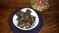 Fudge de chocolate com nozes e damasco
