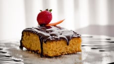 Bolo de cenoura com cobertura de chocolate