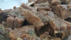 Costela de porco com cerveja preta e manjericão