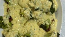 Salmão ao molho de maracujá e brócolis