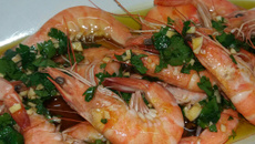 Camarões assados com pimentão doce