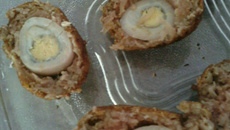 Bolinho de carne moída e ovo de codorna