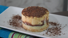 Torta de maracujá com chocolate meio amargo e branco