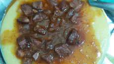 Polenta com molho de calabresa