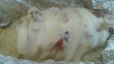 Batata assada com bacon e queijo