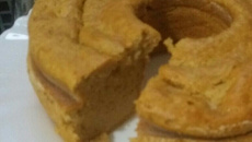 Bolo de banana com iorgute e canela