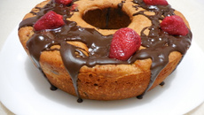 Bolo com chocolate e morango