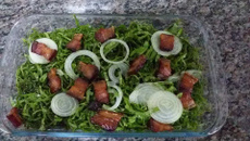 Salada de almeirão com bacon