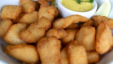 Iscas de peixe com molho azedinho de limão