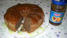 Bolo de Nozes com cobertura de geleia de damasco