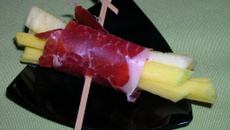 Enrolado de jamon, abacaxi e manga