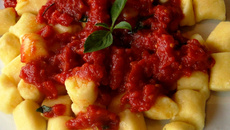 Nhoque de batata salsa com molho mediterrâneo