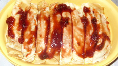 Panqueca doce com recheio e calda de morangos