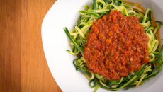 Espaguete de abobrinha à bolonhesa