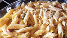 Macarrão com abobrinha, bacon e creme de leite