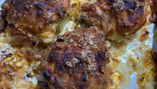 Sobrecoxas assadas com creme de cebola