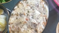 Merluza com molho de camarão no forno