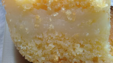 Bolo de fubá com camada cremosa