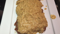 Costeletas de porco com molho de mostarda