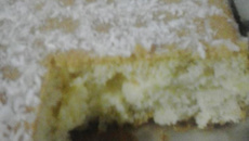 Bolo com recheio de creme de abacaxi com coco ralado