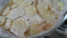 Batatas gratinadas com peito de frango