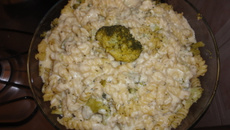 Macarrão ao molho de queijo e brócolis