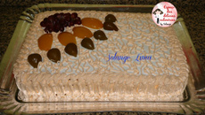 Bolo creme com pêssegos, cobertura de marshmallow e frutas