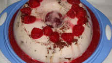 Gelado de morango com calda de morango