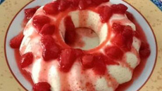 Pudim de iogurte com calda de morango