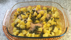 Salmão ao forno com molho de manteiga com alcaparras