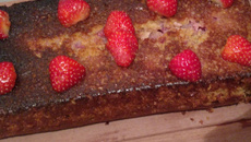 Bolo molhadinho de morango e cereais