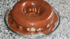 Bolo de cenoura com cobertura de chocolate