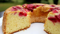 Bolo de ameixa vermelha