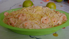 Espaguete de camarão e requeijão fácil da Luciana