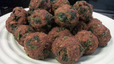 Bolinho de carne moída e escarola