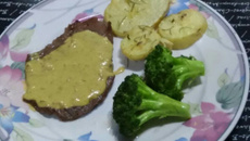 Bife grelhado com molho de mostarda e batata dourada