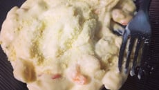 Macarrão com camarão ao molho de quatro queijos