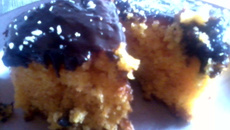 Bolo de cenoura com calda de chocolate